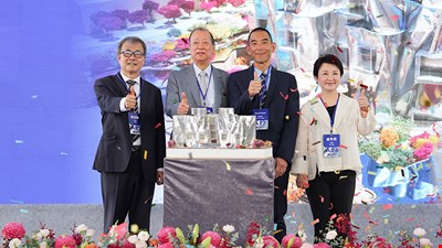前往 美得宛如水彩畫一般的金屬建築 台灣建築史重要的一刻,中國醫藥大學美術館動土 普立茲克建築獎教父Frank Gehry東亞唯一鉅作