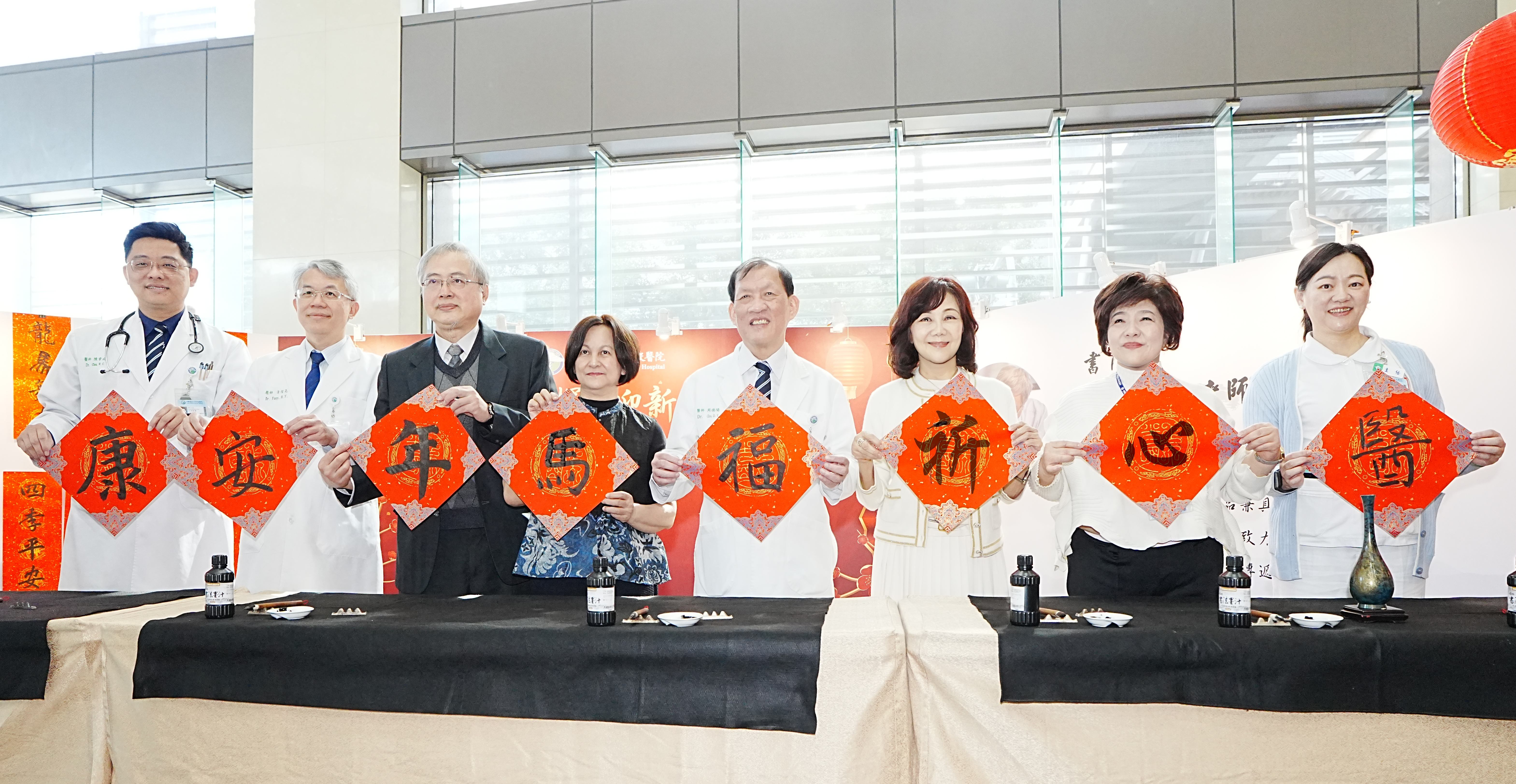 醫心祈福賀新歲 共迎馬年吉祥安康 中醫大附醫攜手書法名家吳運進 揮毫春聯送祝福