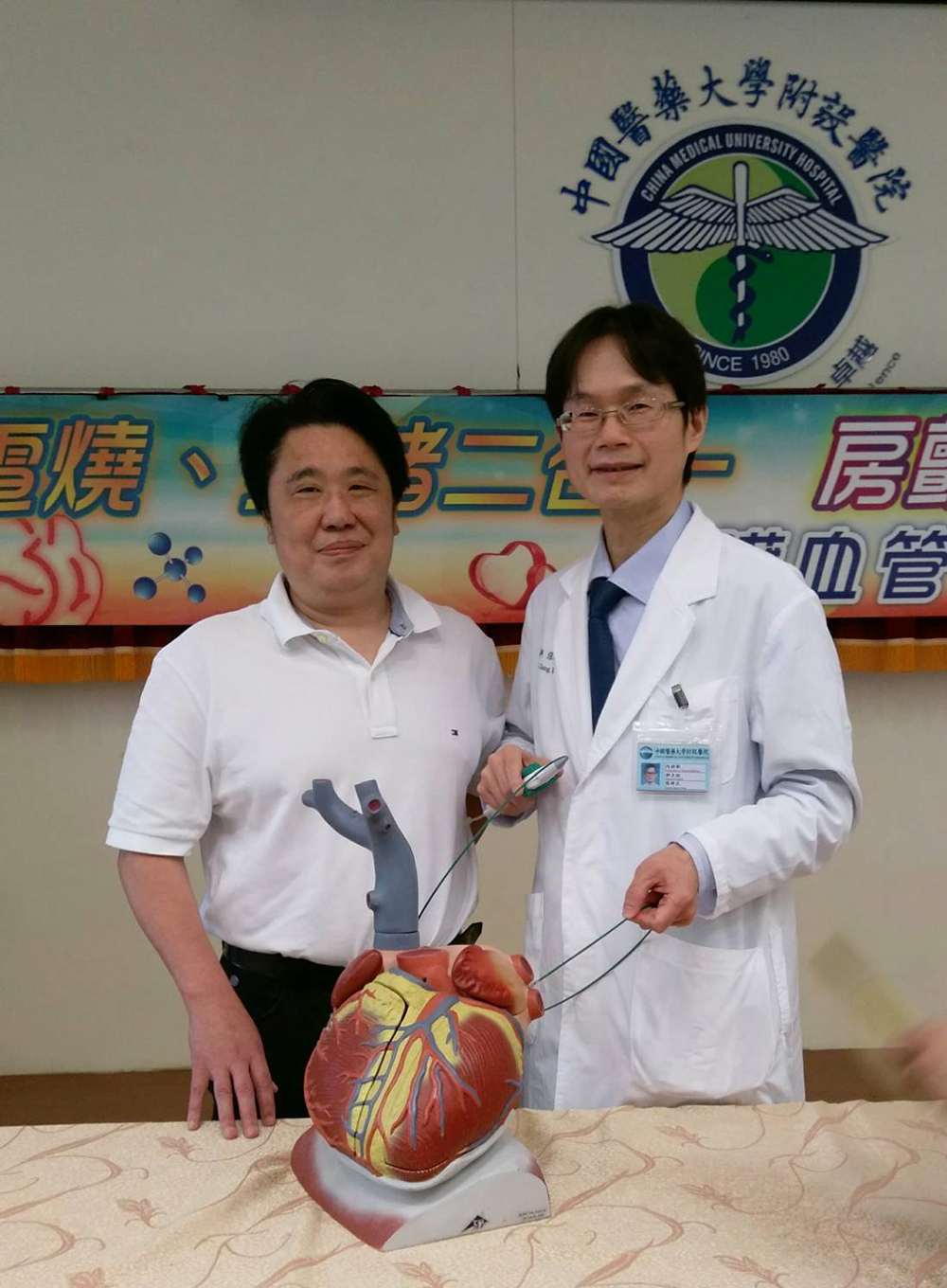 中國附醫心臟內科主任張坤正(右)講解房顫電燒、左心耳封堵二合一手術過程。