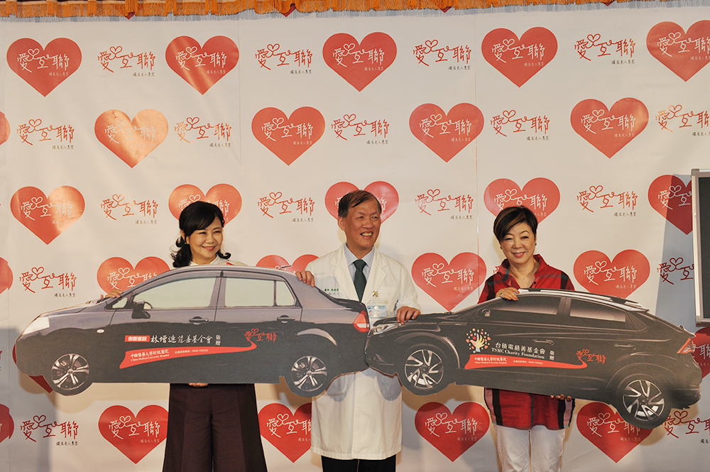 特別感謝台積電慈善基金會董事長張淑芬(右)與由鉅建設-林增連慈善基金會董事長林嘉琪（左）捐贈車輛。