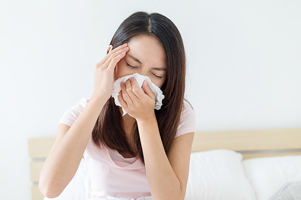 流感的症狀與一般感冒不同，通常為發燒、頭痛、肌肉痛、疲倦、流鼻涕、喉嚨痛及咳嗽等