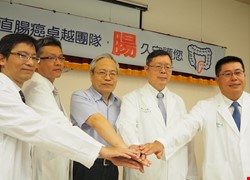 Đội ngũ xuất sắc trong ung thư trực tràng của Bệnh viện Đại học Y dược Trung Quốc.  Thành quả rõ nét với tỷ lệ giữ lại hậu môn 95% - Kết hợp đa khoa vết mổ nhỏ cung cấp điều trị cá nhân hóa cho bệnh nhân