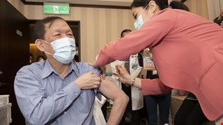 AZ疫苗開打！中國附醫院長周德陽帶領第一線醫事人員暨相關職域同仁接種