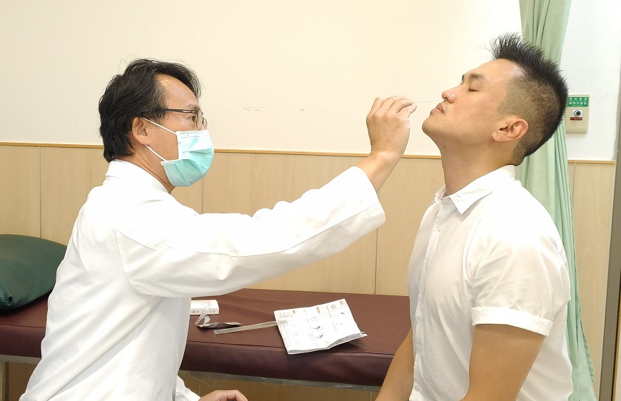 居家快篩怎麼用？採檢8步驟 醫師籲：手部消毒佩戴口罩要做好