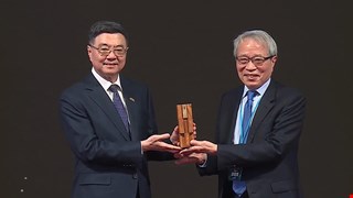 產業創新標竿！中國醫藥大學暨醫療體系鄭隆賓院長研究團隊榮獲今年經濟部「113年國家發明創作獎 」發明獎金牌，由行政院長卓榮泰頒獎表揚
