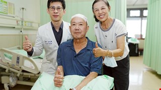 半夜跌倒無力爬起 竟是腦瘤緊鄰大腦運動區 清醒開顱手術即時定位 助病人恢復行走重返日常